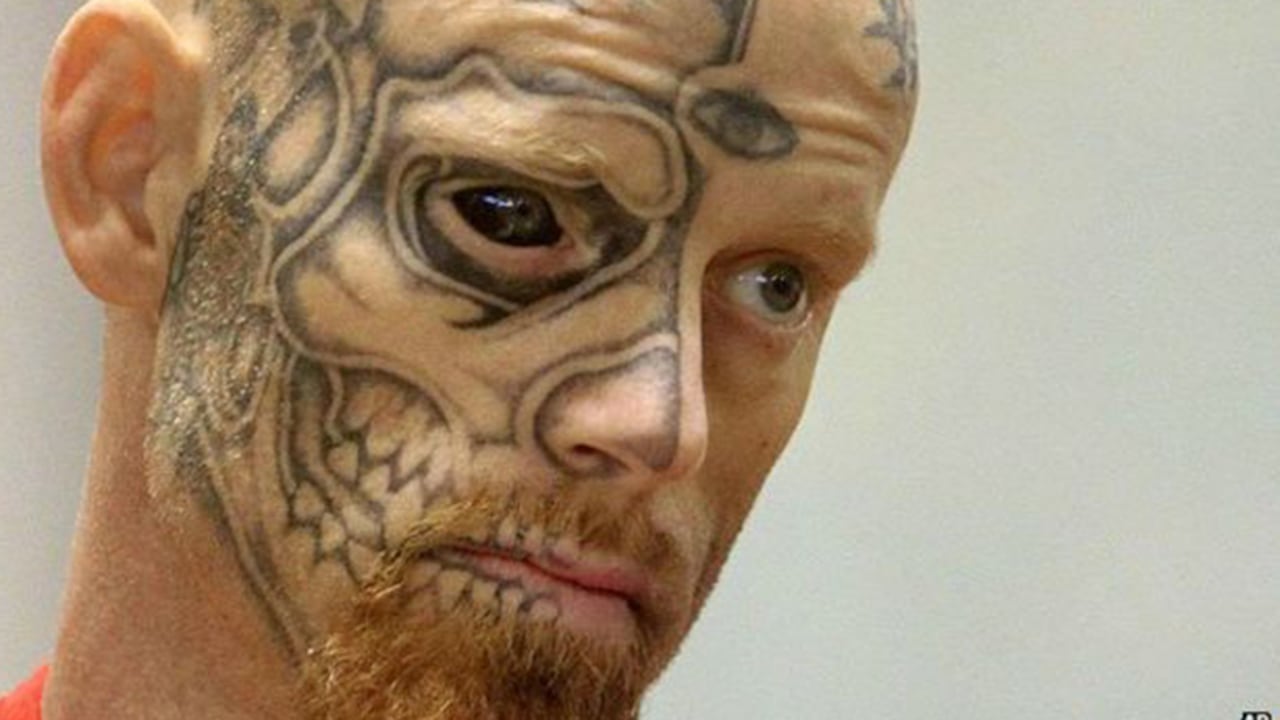 Jason Barnum tiene media cara y parte de la cabeza tatuada a modo de calavera.