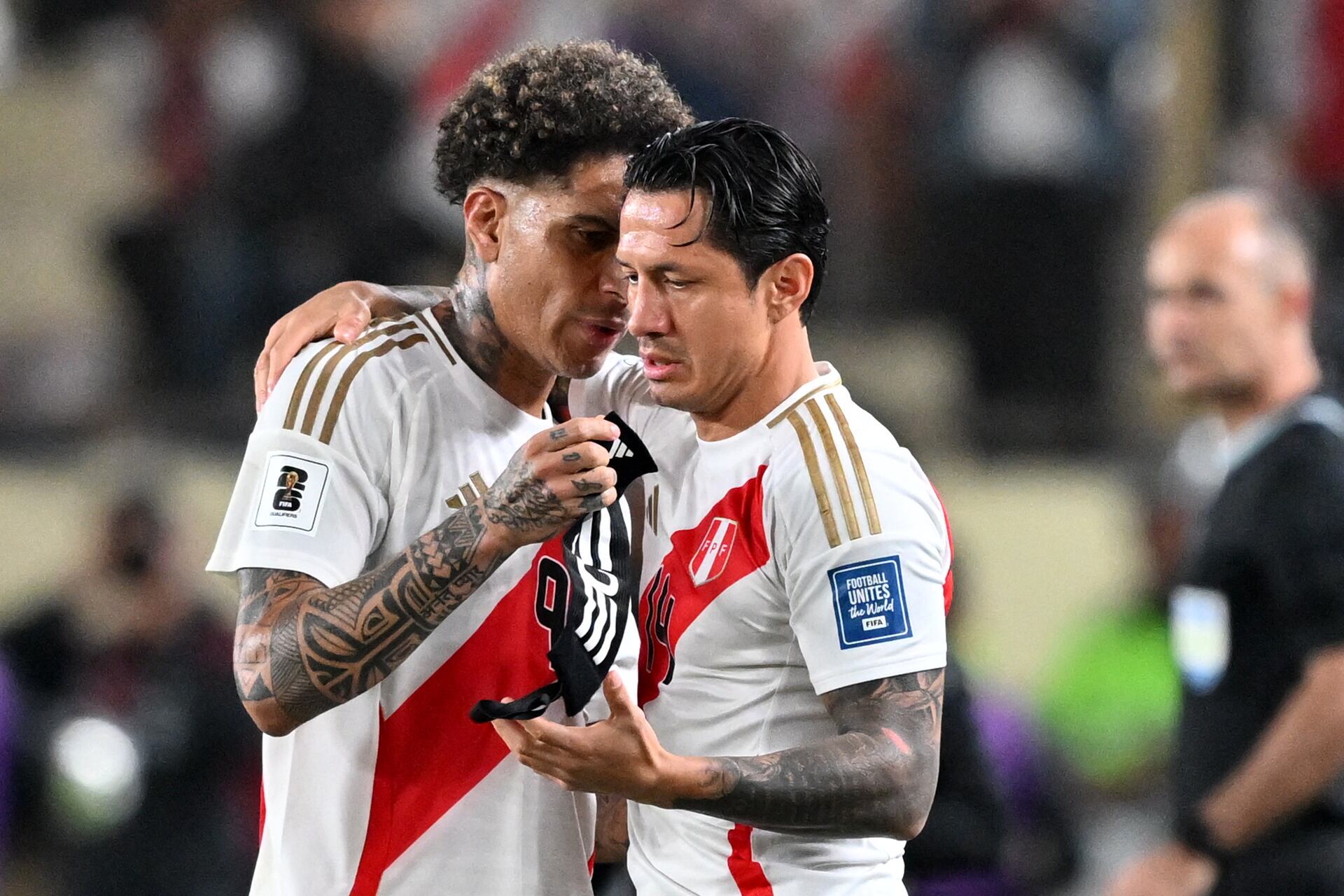 Peru's forward #09 Paolo Guerrero leaves the pitch as Peru's forward #14 Gianluca Lapadula enters during the 2026 FIFA World Cup South American qualifiers football match between Peru and Chile at the National stadium in Lima on November 15, 2024. (Photo by CRIS BOURONCLE / AFP)