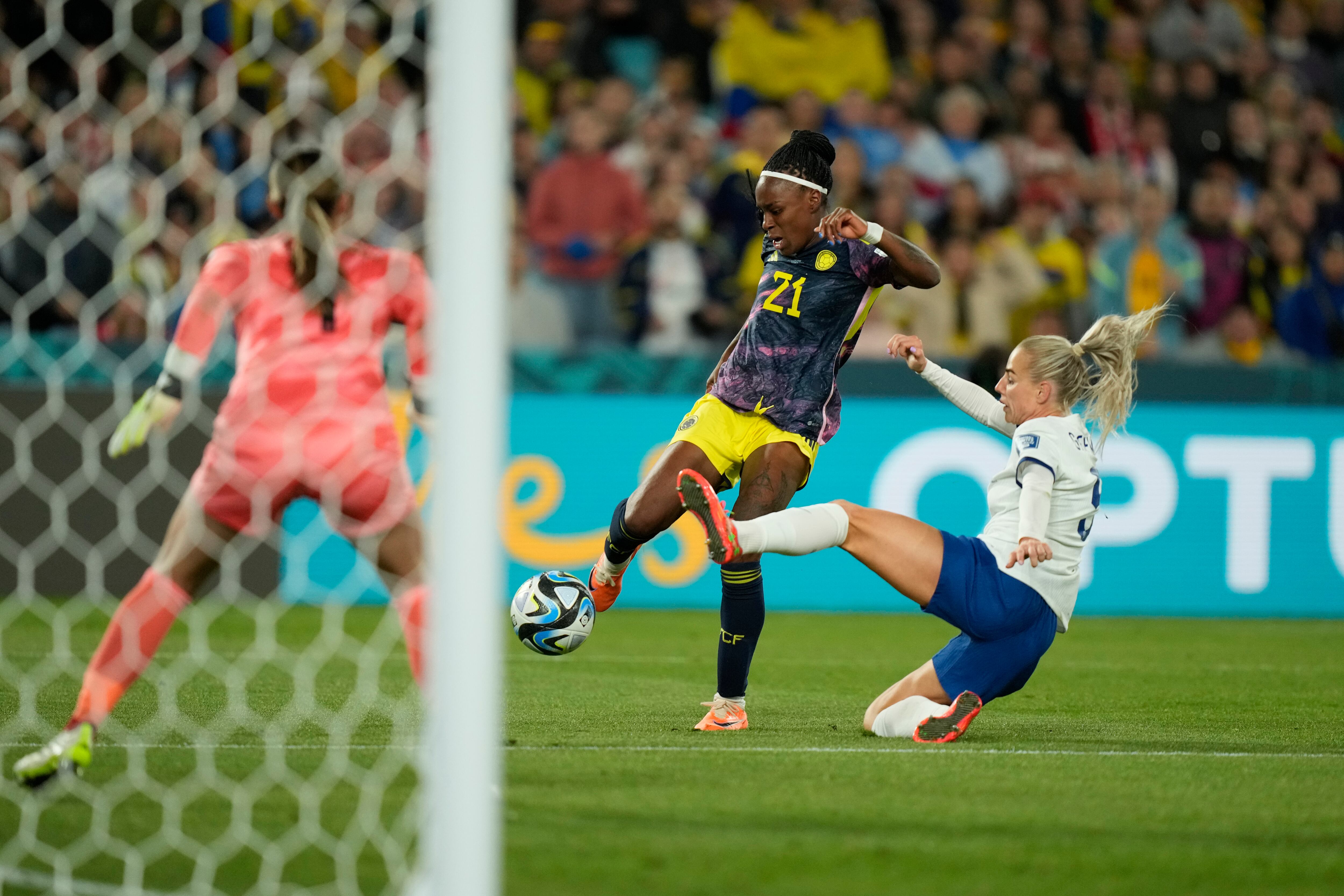Ivonne Chacón de Colombia, centro, intenta anotar contra Alex Greenwood de Inglaterra, derecha, y la portera de Inglaterra Mary Earps durante el partido de cuartos de final de la Copa Mundial Femenina de fútbol entre Inglaterra y Colombia en el Estadio Australia en Sydney, Australia, el sábado 12 de agosto de 2023 (Foto AP/Rick Rycroft)