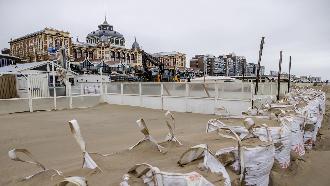 Se colocan sacos de arena para proteger las tiendas de campaña en la playa de Scheveningen, el 18 de febrero de 2022, cuando la tormenta Eunice, la cuarta tormenta de este año, cruza los Países Bajos. (Foto de Sem van der Wal / ANP / AFP) / Holanda FUERA
