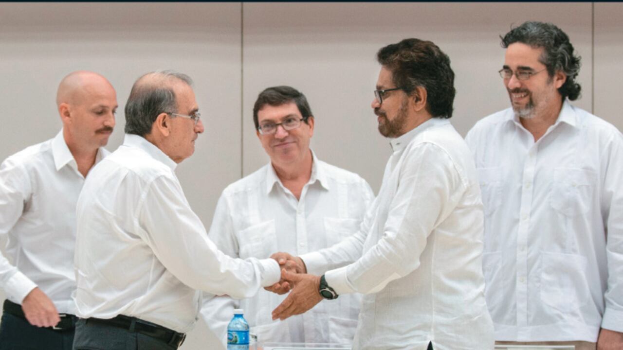 El martes pasado se cerró por fin el acuerdo de justicia para la paz en La Habana. Los jefes de las delegaciones se congratulan frente a los garantes por este avance.