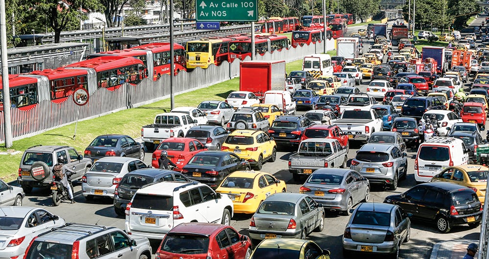 Trancón de autos en Bogotá.