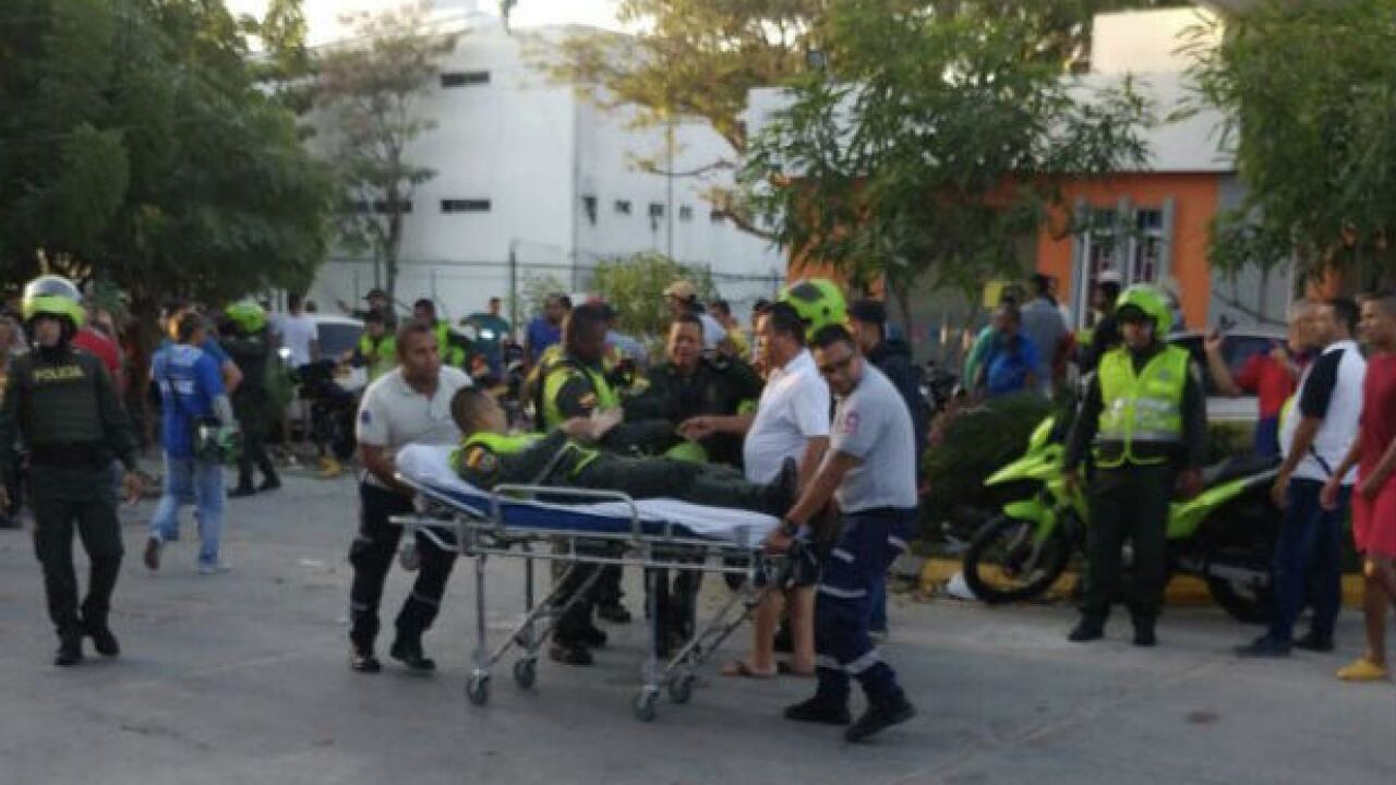 Así trasladaban a los policías en heridos.