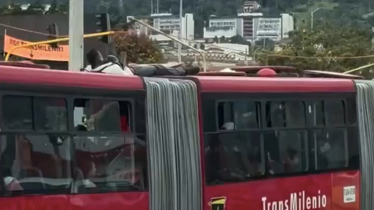 Hombre encima de un TransMilenio.