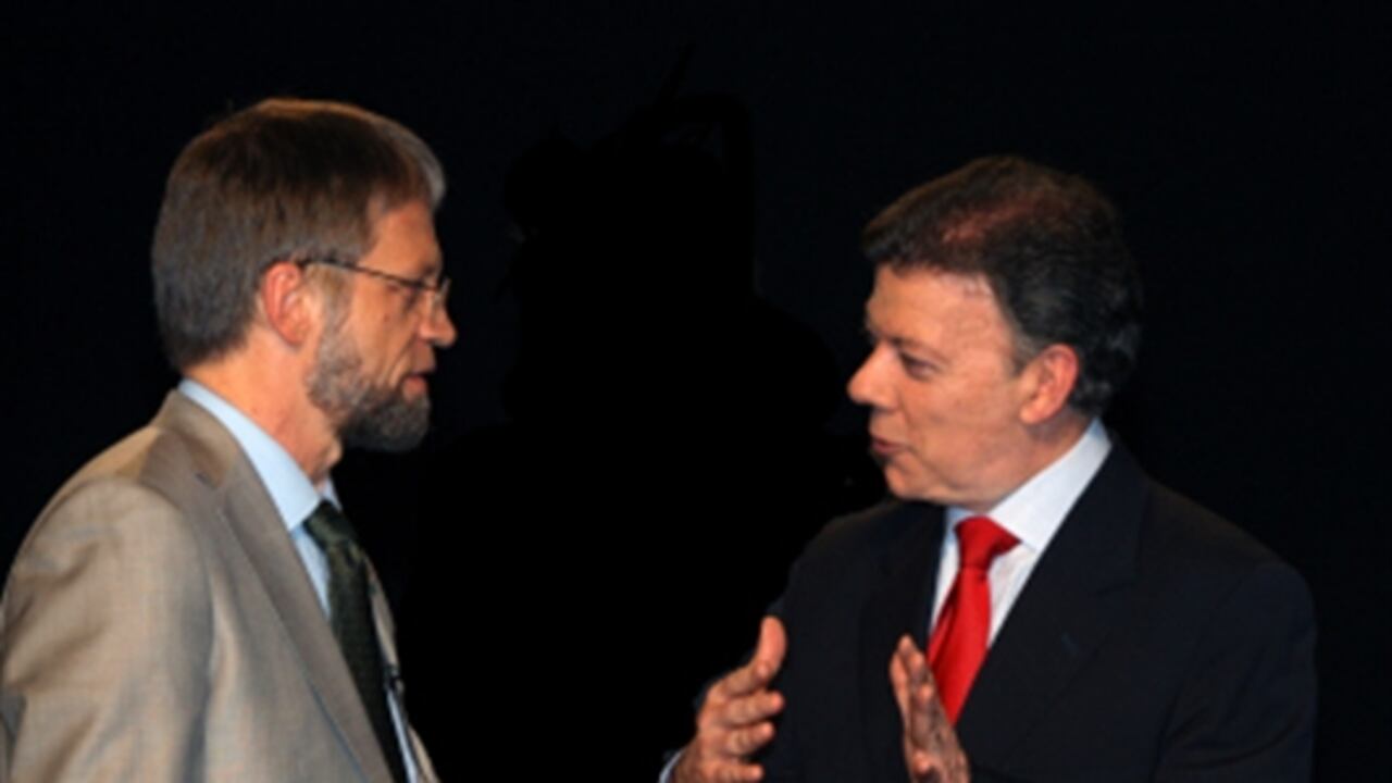 Los comicios para elegir al sucesor del presidente Alvaro Uribe, se iniciarán a las 08.00 (13.00 gmt) y concluirán a las 16.00 (21.00 gmt). El gobierno dispuso el cierre de las fronteras como medida de seguridad y desplegó una operación con más de 350.000 soldados y policías a lo largo del territorio colombiano.