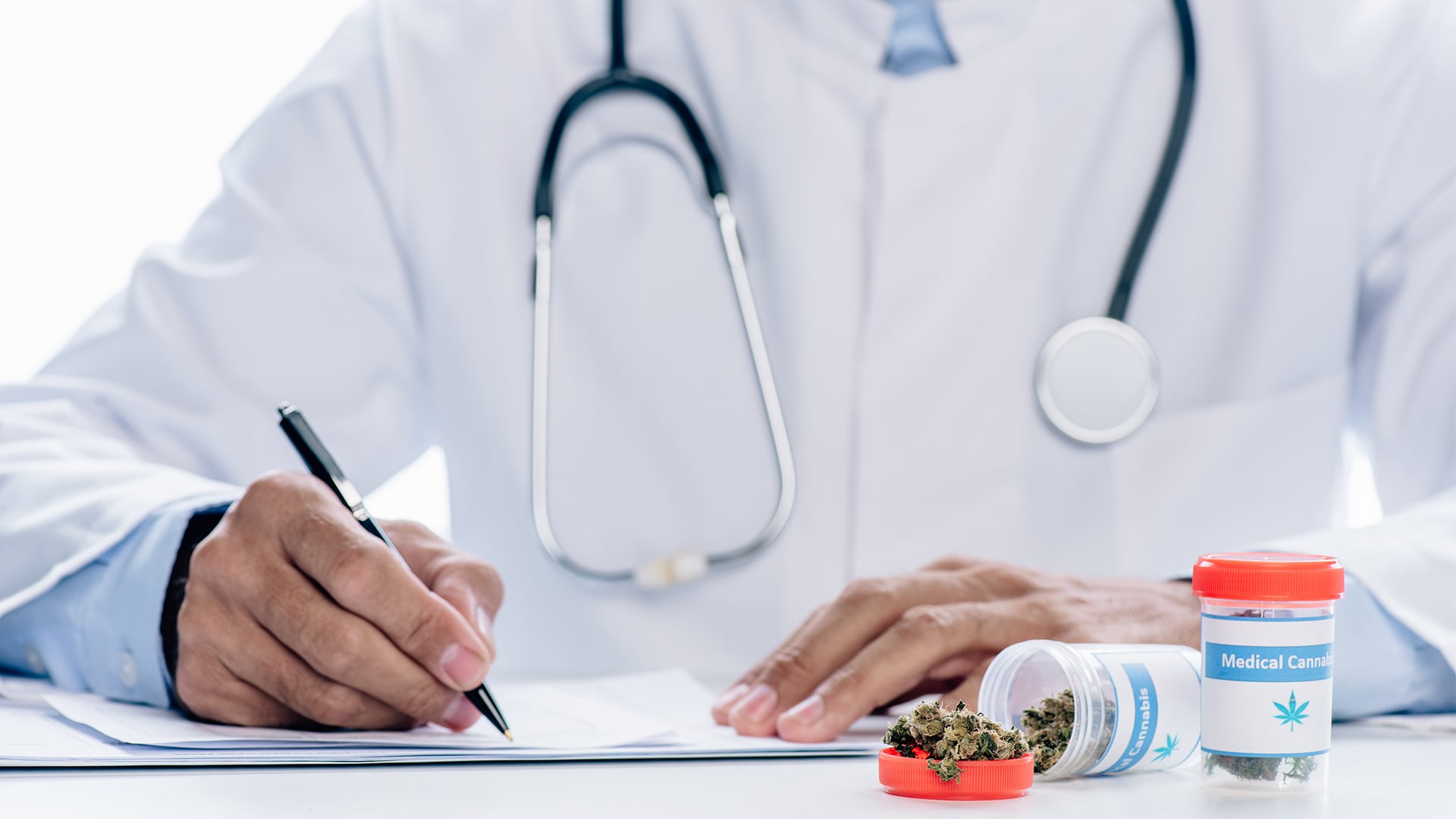 Los pacientes en Colombia pueden acceder a fórmulas que incluyen el cannabis como ingrediente principal, prescritas por un especialista y con registro Invima.