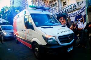 Una ambulancia transporta a la ex estrella del fútbol Diego Maradona a Buenos Aires, desde el hospital en el que había sido ingresado un día antes en La Plata, Argentina, el martes 3 de noviembre de 2020. Foto: AP / Maria Paula Avila.