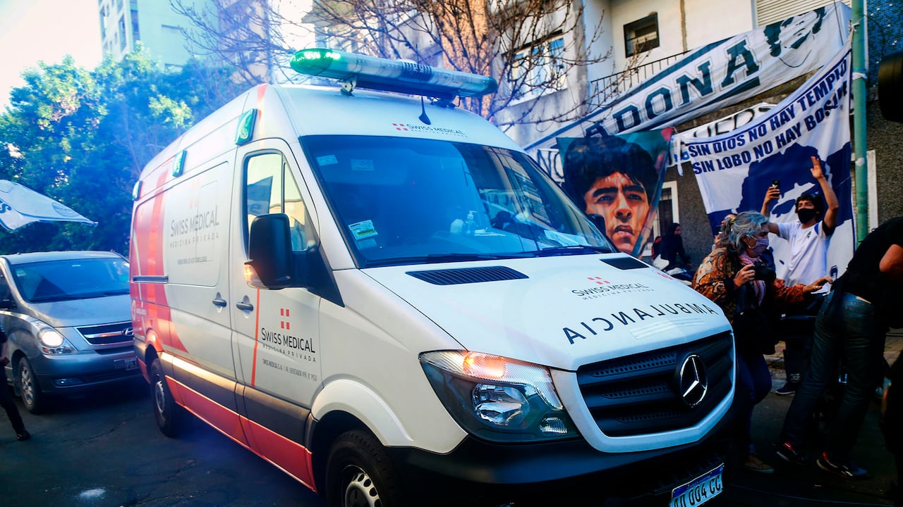 Una ambulancia transporta a la ex estrella del fútbol Diego Maradona a Buenos Aires, desde el hospital en el que había sido ingresado un día antes en La Plata, Argentina, el martes 3 de noviembre de 2020. Foto: AP / Maria Paula Avila.