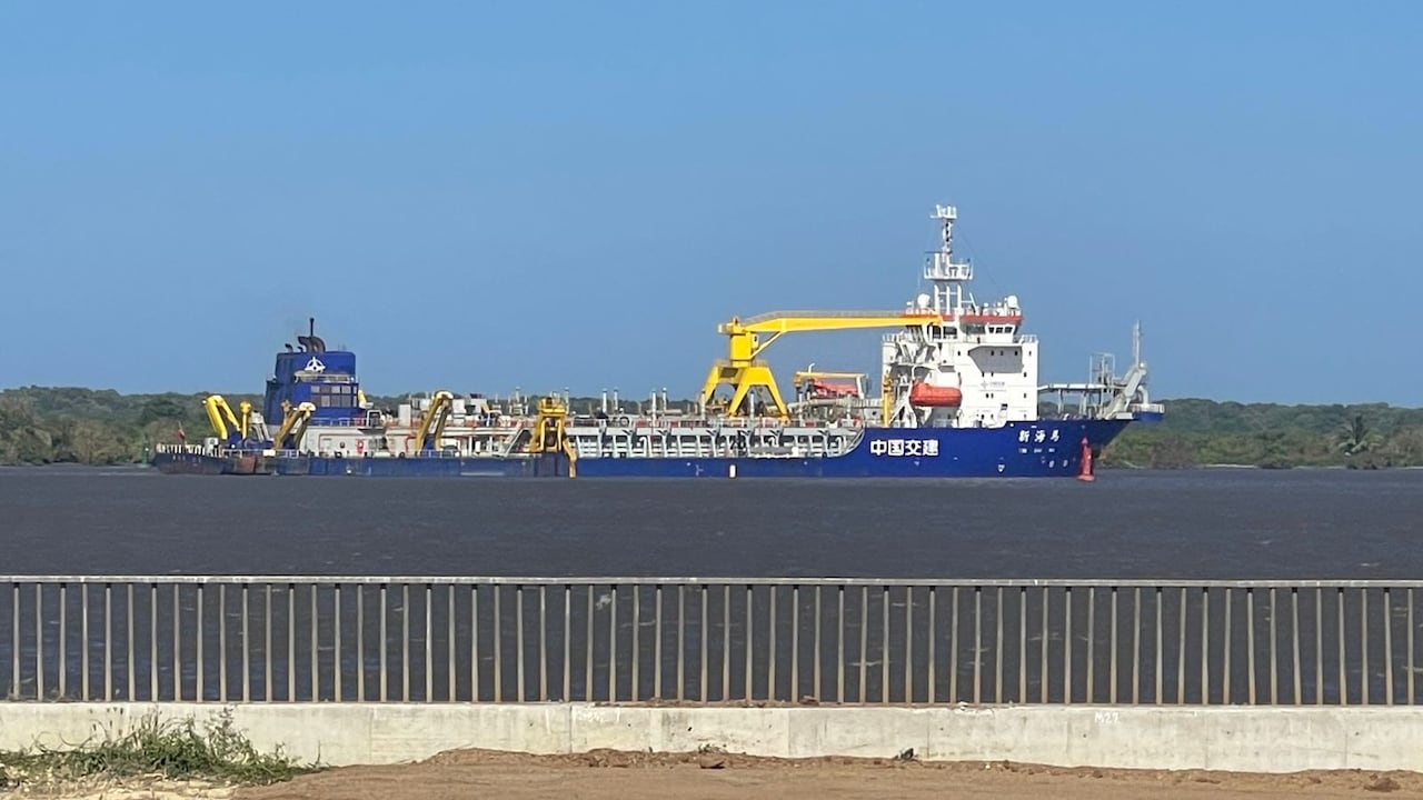 La nueva draga Xin Hai Ma trabajando en la zona portuaria de Barranquilla.
