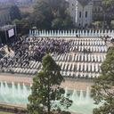 El gobierno esperaba centenares de personas, que no llegaron. Tras más de una hora y media de espera, la agenda se ha corrido.