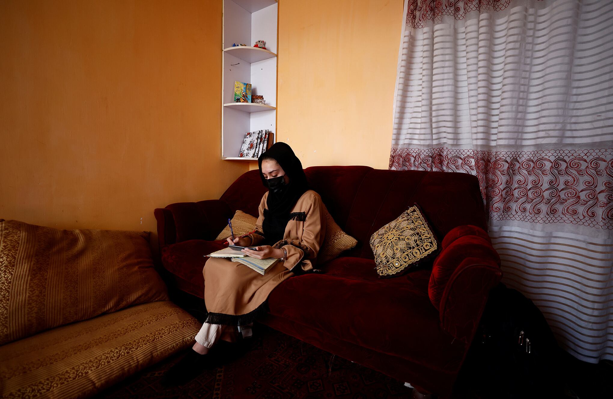 Niñas y mujeres afganas están desesperadas por volver a clase