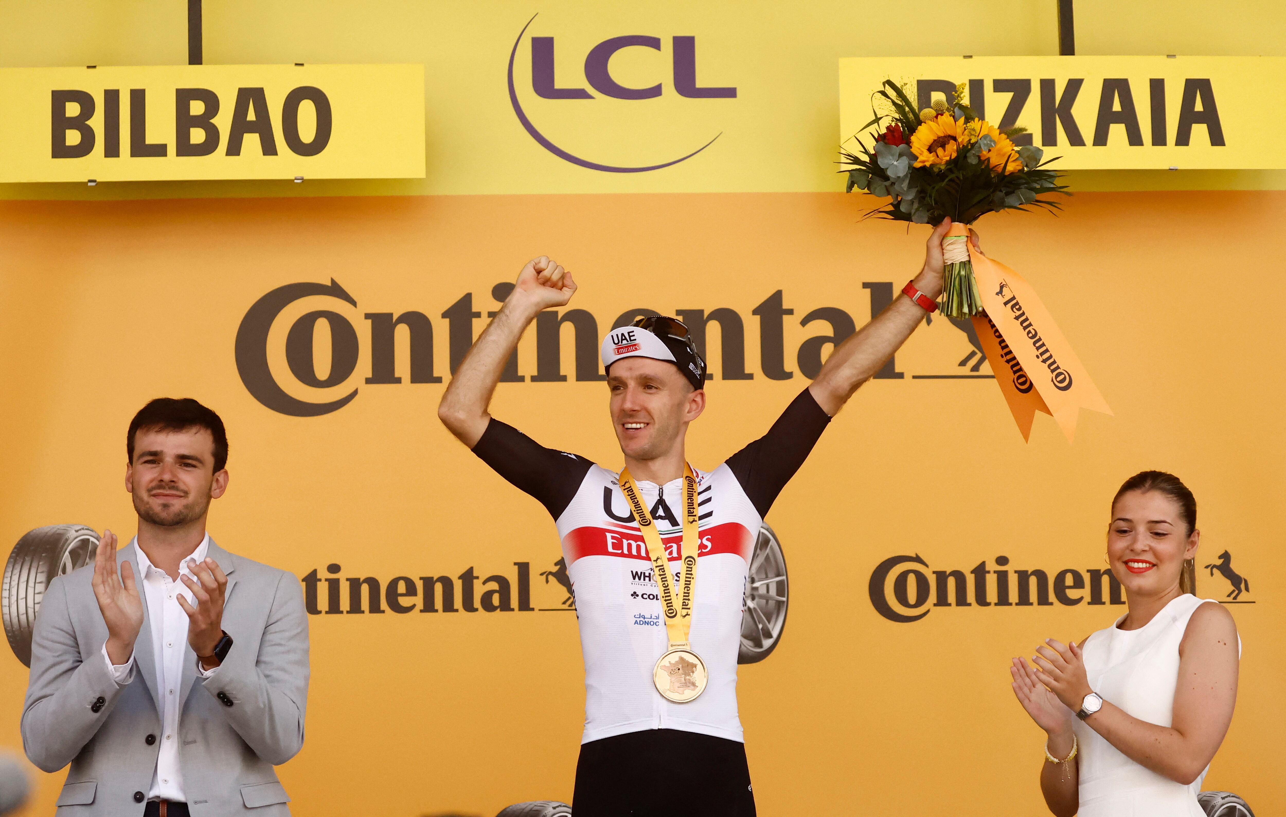 Adam Yates ganador de la primera etapa y líder de la general