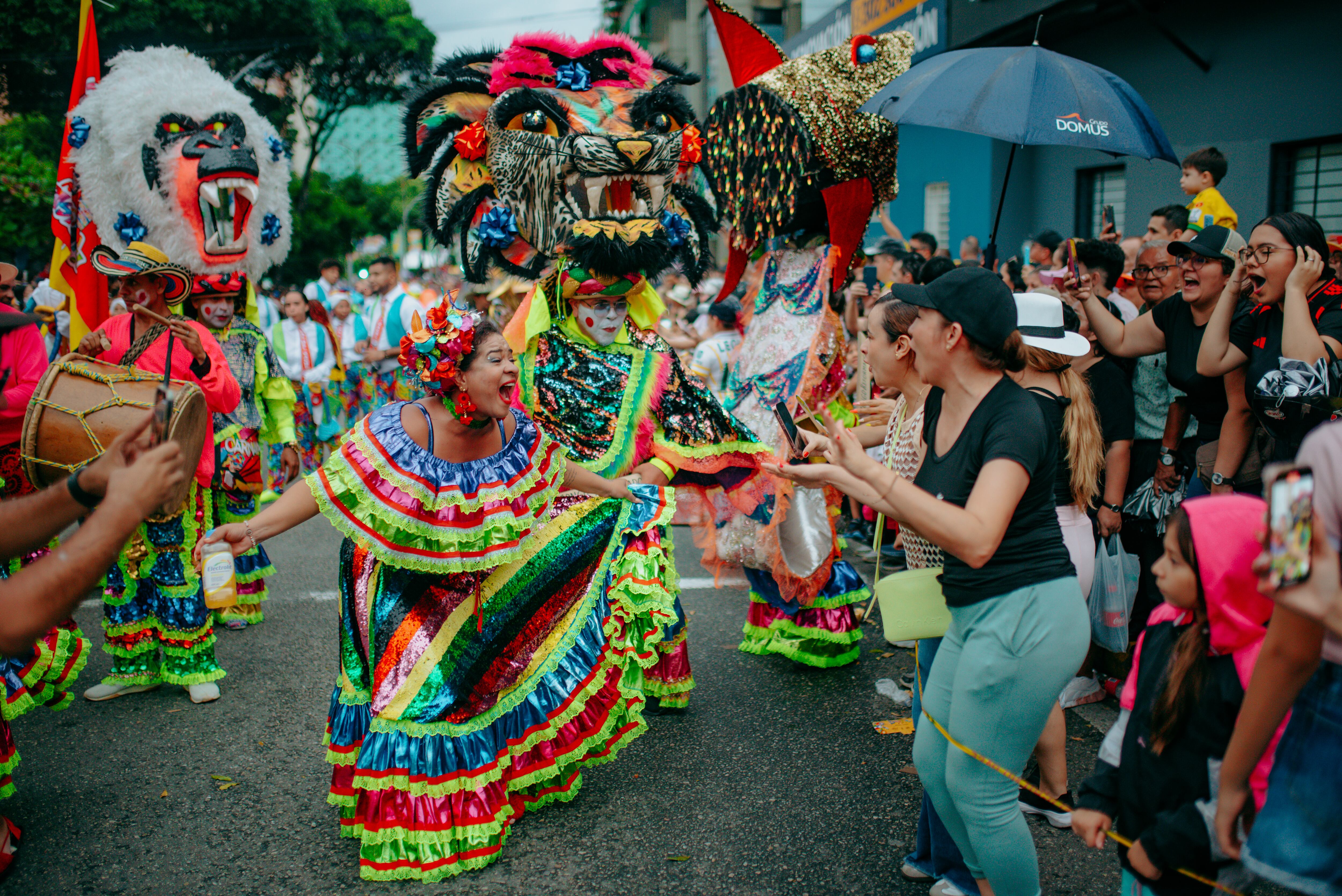 Las expresiones satíricas son una de las características más relevantes de las comparsas, pues posibilitan el cuestionamiento y la movilización social.