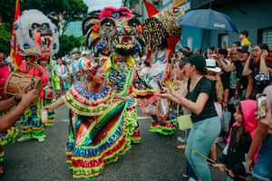Las expresiones satíricas son una de las características más relevantes de las comparsas, pues posibilitan el cuestionamiento y la movilización social.