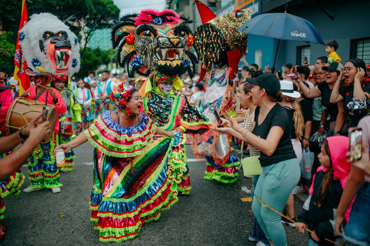 Las expresiones satíricas son una de las características más relevantes de las comparsas, pues posibilitan el cuestionamiento y la movilización social.