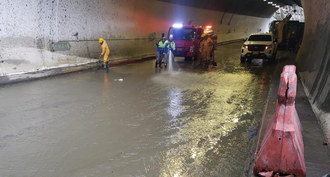 Invías trabaja en el restablecimiento de la vía a La Línea tras derrumbe.