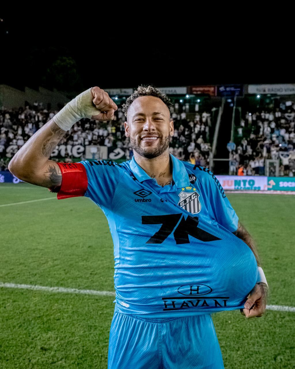 Neymar Jr. se quedó con la pelota del partido tras anotar tres goles ante Juventude.