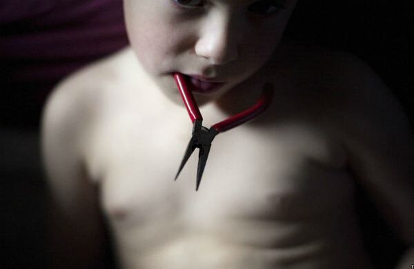 "Las fotografías que fueron tomadas al inicio del proyecto son más oscuras que las últimas. Ello denota la tensión que se vivía en la casa. En la imagen que aparece con las pinzas en su boca, por ejemplo, se nota el nerviosismo. El puente entre nosotros aún no se había construido. Yo en ese momento sentía que cualquier cosa podía pasar", asegura Archibald a BBC Mundo. Fotografía: Timothy Archibald y BBC Mundo.