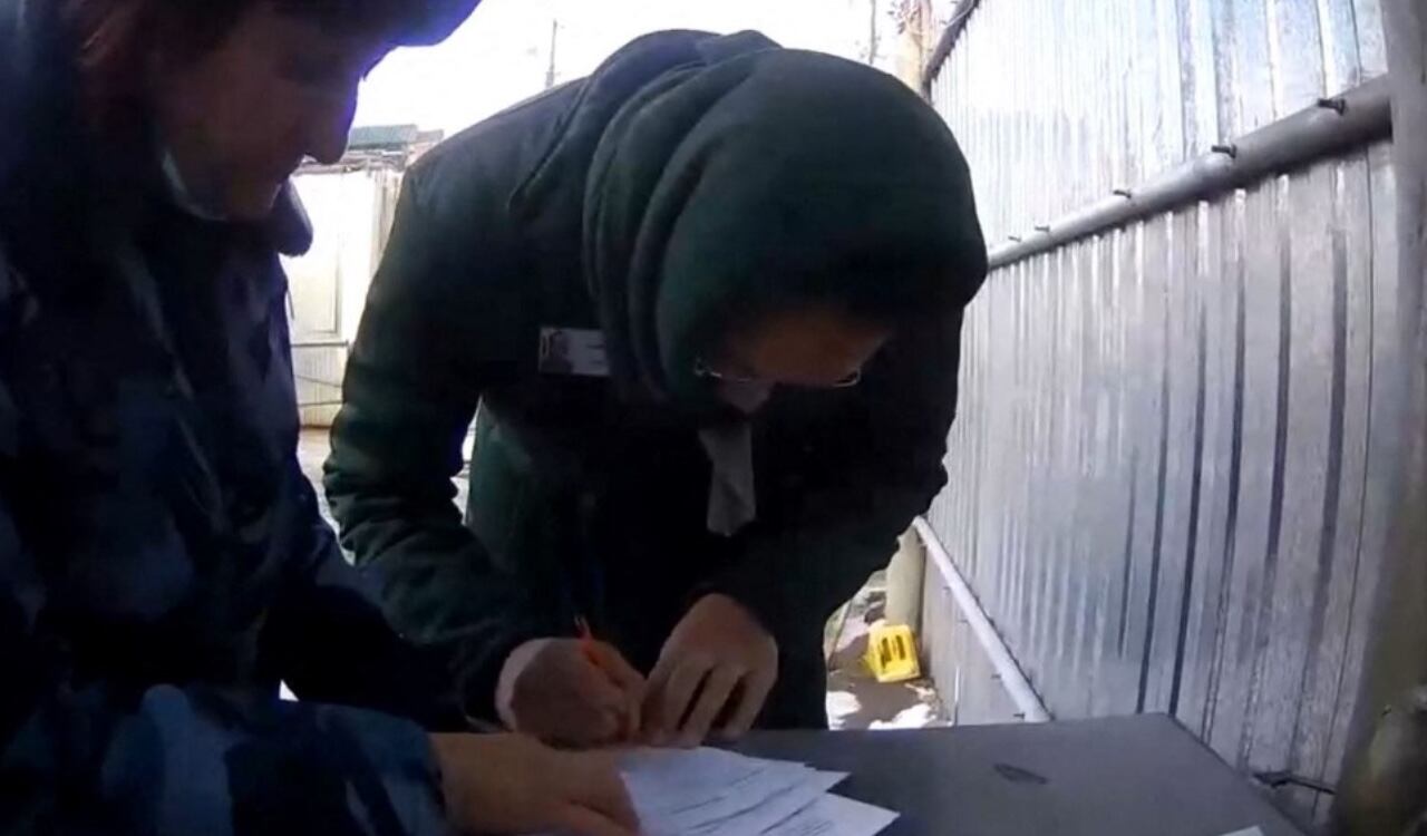 Brittney Griner firma su liberación en territorio ruso, antes de abordar un avión que la lleve a territorio estadounidense