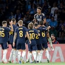 Jude Bellingham, arriba, del Real Madrid, es felicitado después de anotar el gol inicial de su equipo durante el partido de fútbol de la Liga española entre Celta de Vigo y Real Madrid en el estadio Balaidos de Vigo, España, el viernes 25 de agosto de 2023. (Foto AP/Lalo R. Villar)