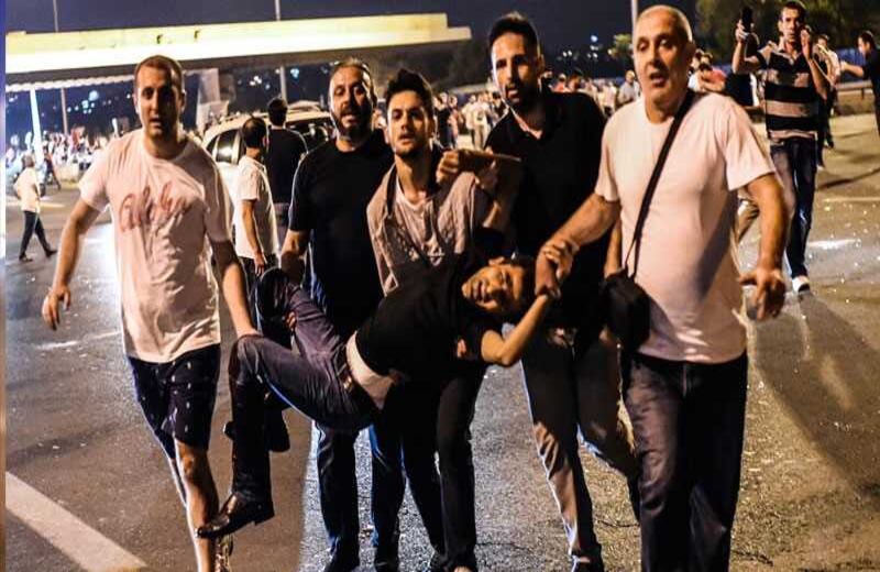 Personas cargan a un hombre herido al que le dispararon militares. Foto: AFP