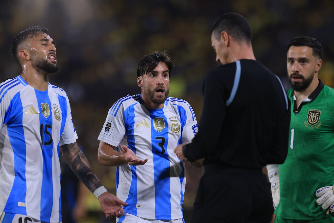 Nicolás Tagliafico recriminándole a Wilmar Roldán el penal que le dio el triunfo a Ecuador.