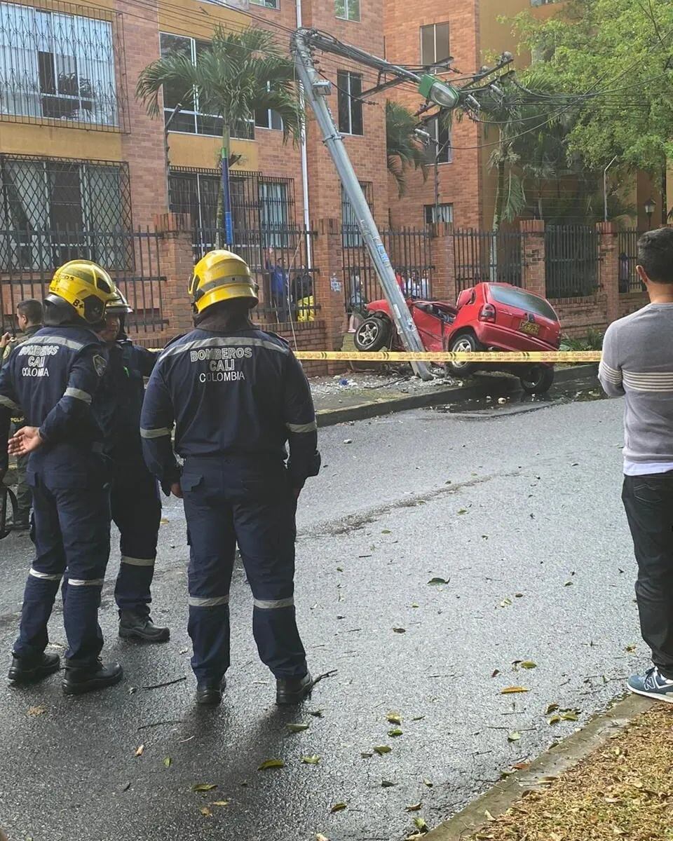 Grave accidente: un carro chocó contra un poste después de perder los frenos en Cali.