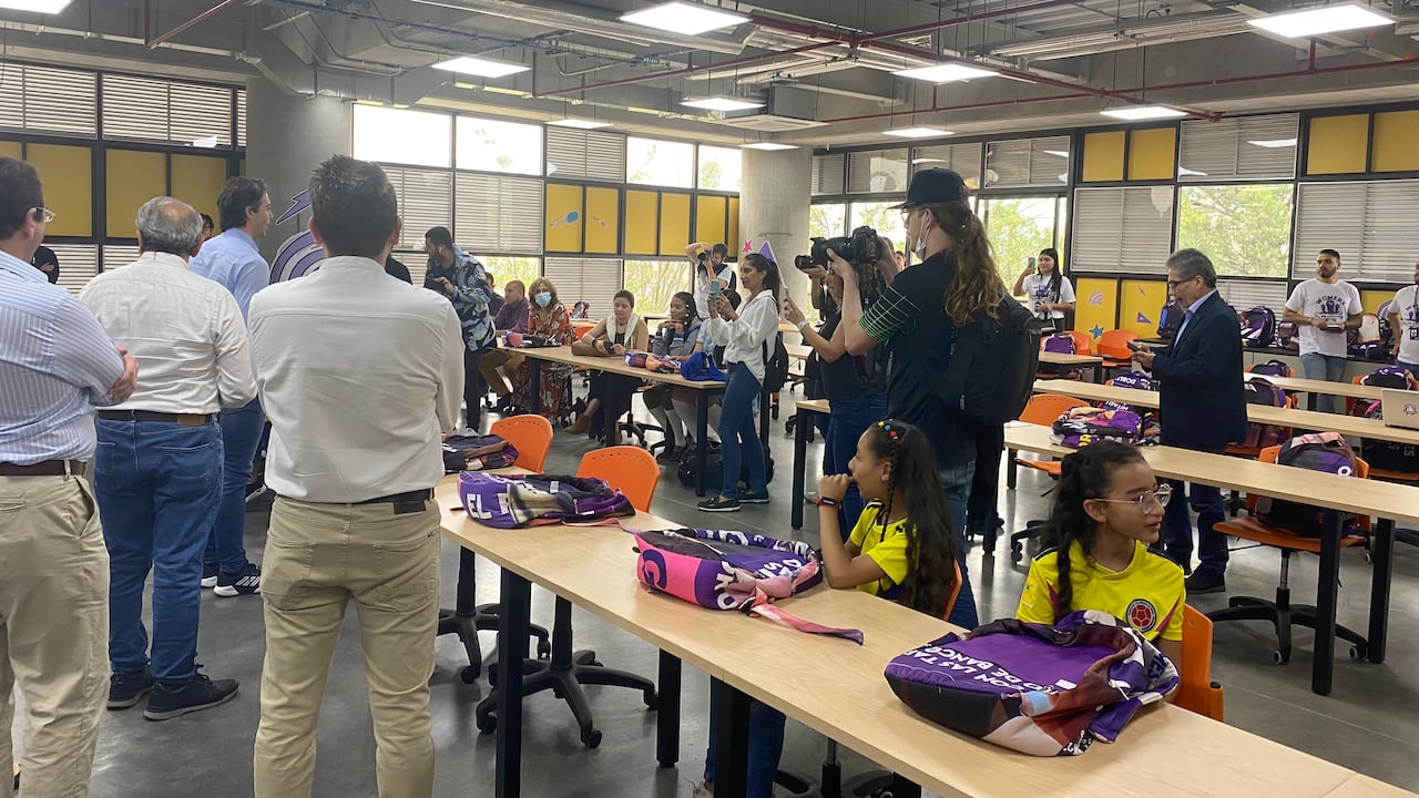 El alcalde Daniel Quintero Calle y los directivos de WOM entregaron el primer “Parche Digital” de Medellín y Antioquia.