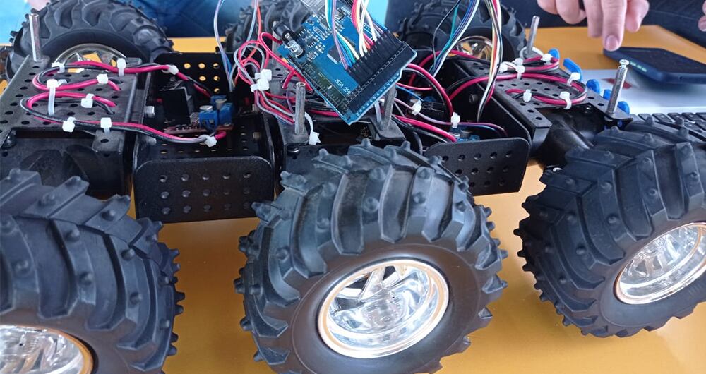 Este es el Rover con el que el niño Nicolás Torres Ortega ganó el torneo internacional de Robótica RoboVAV en México.