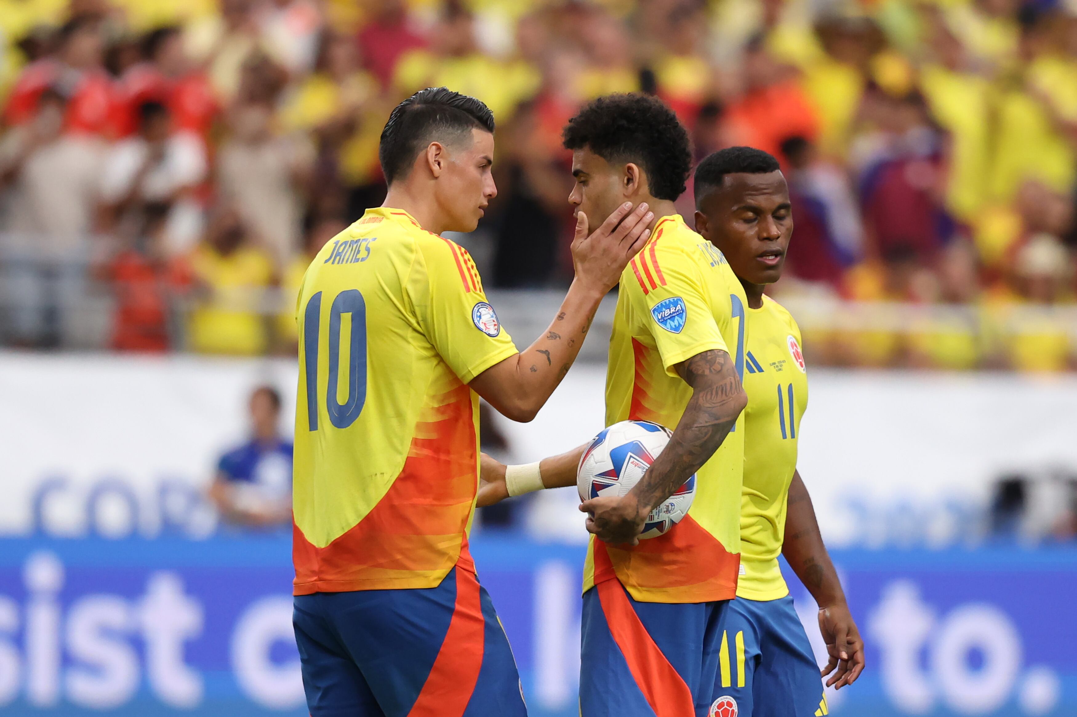 James Rodríguez y Luis Díaz durante el partido Colombia vs. Costa Rica en la Copa América 2024.
