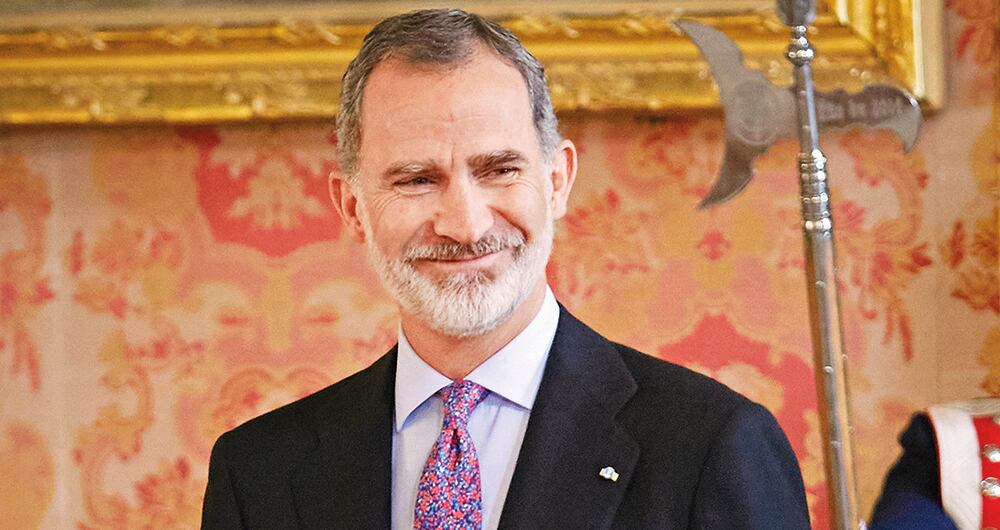 Felipe VI de España es el actual rey de España, título por el que ostenta la jefatura del Estado y el mando supremo de las Fuerzas Armadas. 