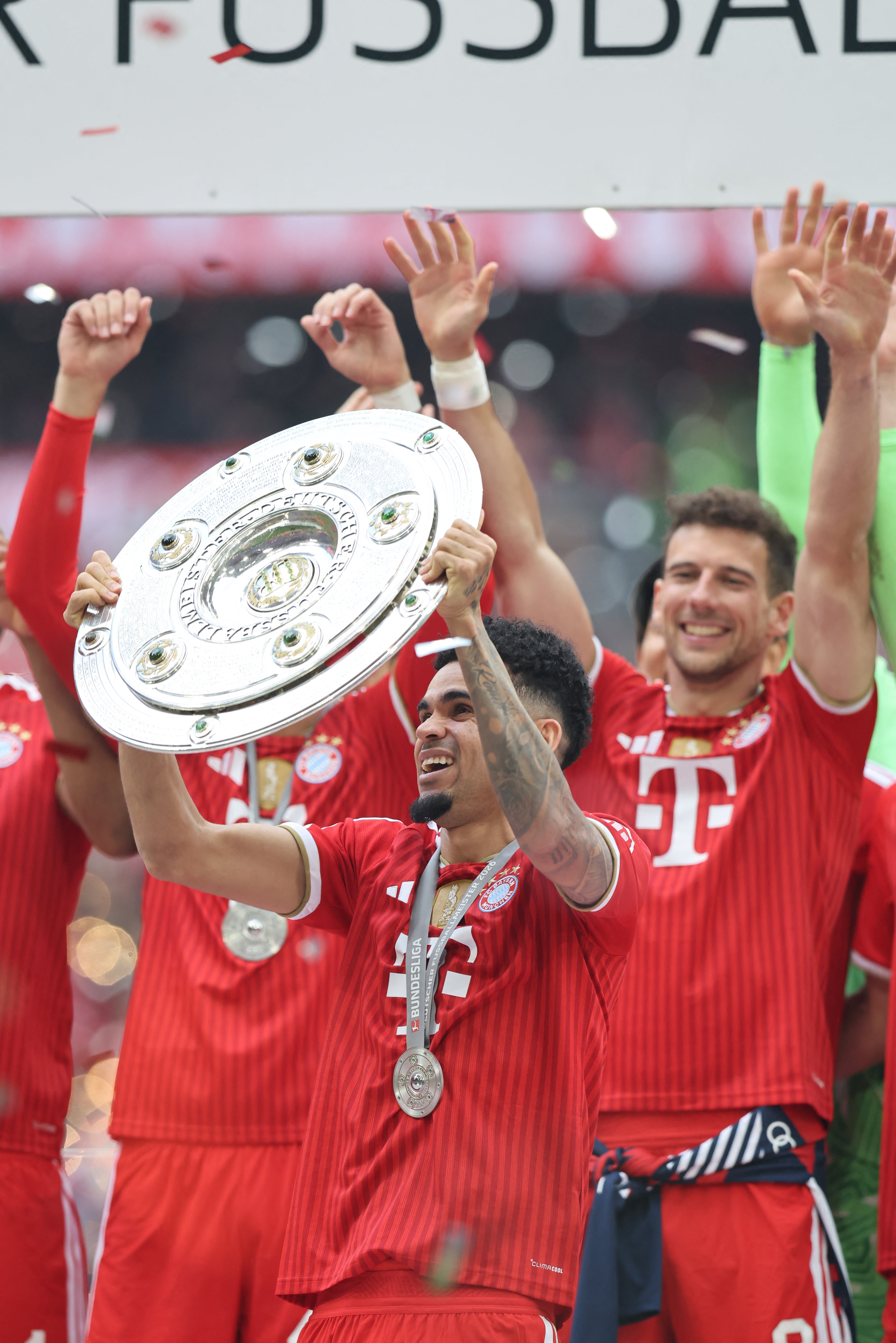 El delantero colombiano del Bayern de Múnich, Luis Díaz, número 14, celebra y levanta el trofeo de la Bundesliga tras la victoria en el partido de la Bundesliga, la primera división alemana, entre el FC Bayern de Múnich y el FC Colonia, disputado en Múnich, al sur de Alemania, el 16 de mayo de 2026. (Foto de Alexandra Beier / AFP)