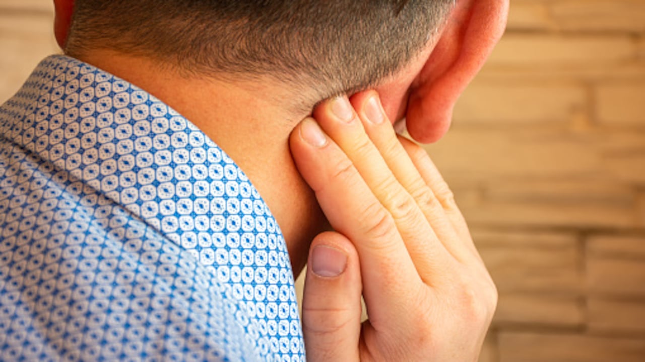 Un bulto detrás de la oreja puede ser provocado por infecciones en la garganta o cuello.