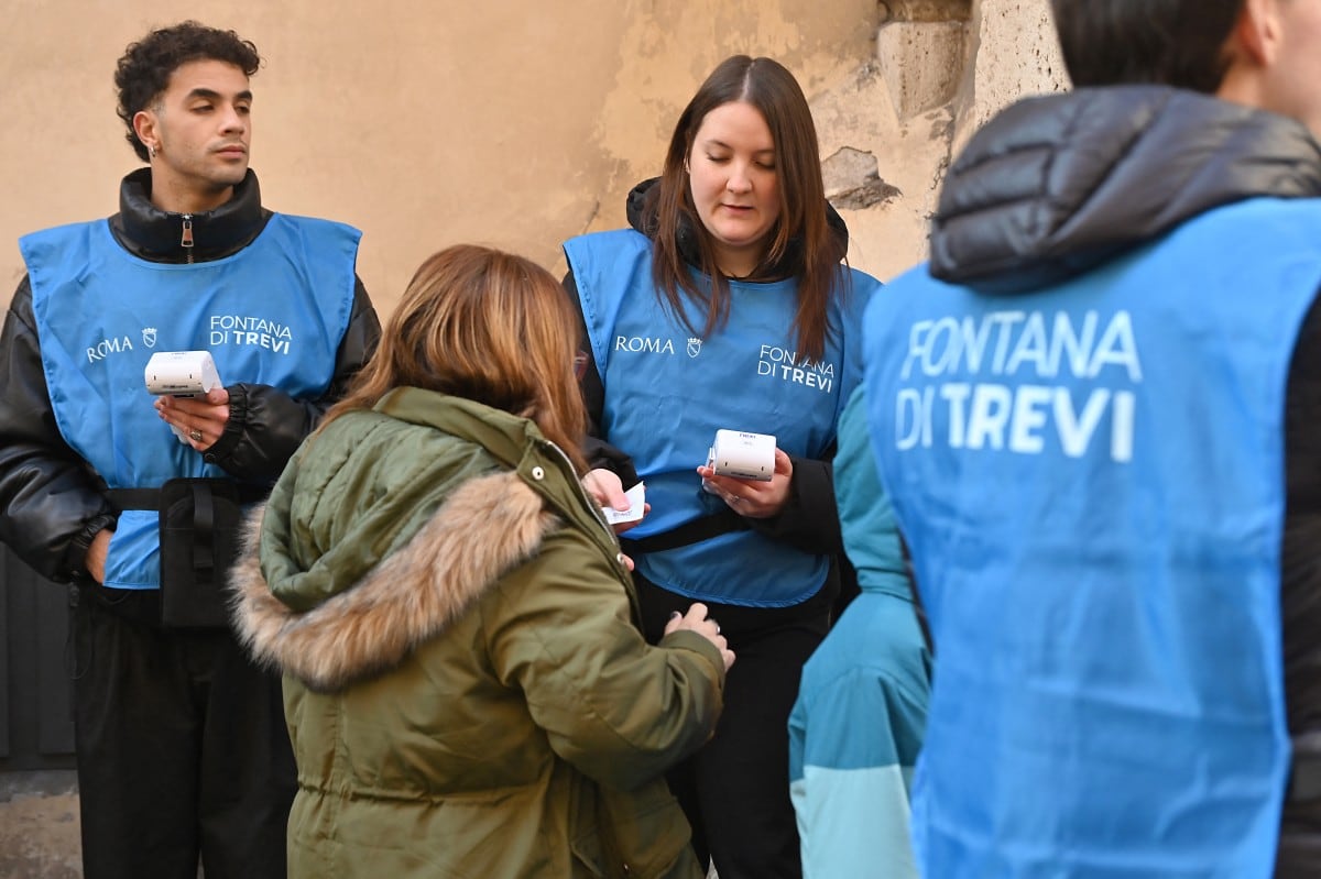 Un visitante paga una entrada de dos euros para acceder al mirador de la Fontana de Trevi en Roma, después de que la ciudad introdujera la entrada de pago, el 2 de febrero de 2026