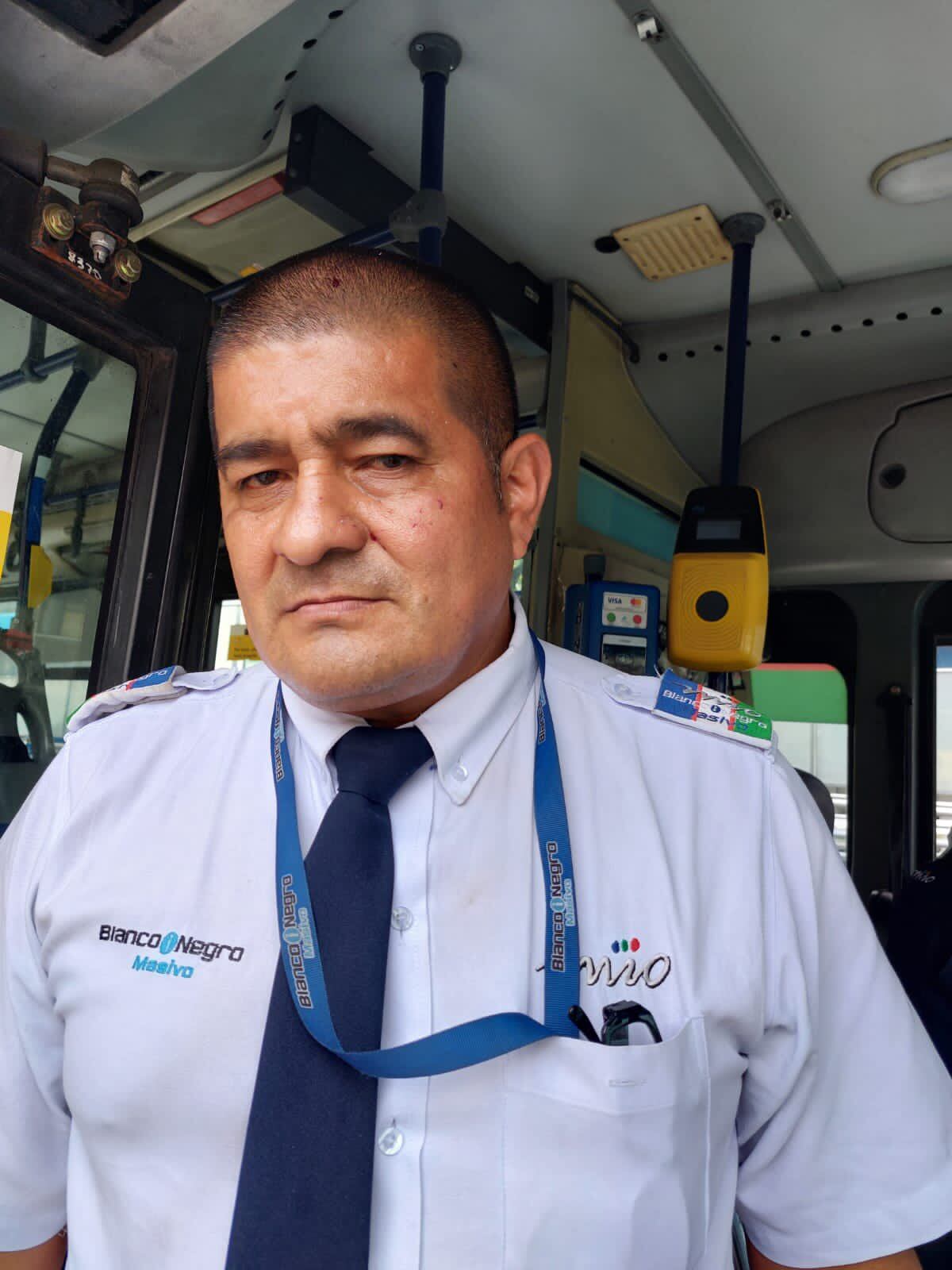 Motociclista lanzó objeto contundente a un bus del MIO en Cali; el conductor del masivo quedó con lesiones en su rostro.