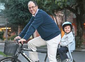 El exministro, Juan Carlos Echeverry, aprovecha el tiempo libre para compartir con sus hijos