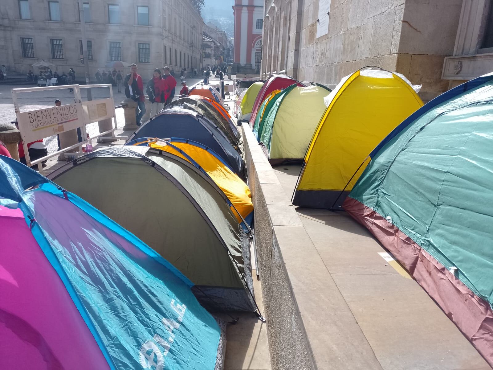 Los manifestantes instalaron carpas en la entrada del Capitolio.