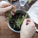 El tomillo suele usarse como condimento para potenciar el sabor de la comida. - Foto: Getty Images