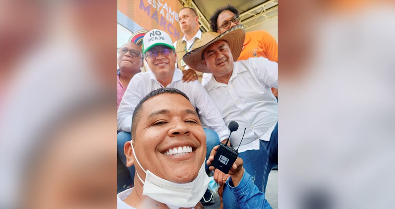 En Turbaco, el candidato Petro se puso una gorra que decía “No + peaje”, lo que se entendió como un compromiso.