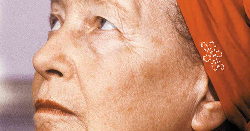 Simone de Beauvoir, autora de uno de los libros centrales del feminismo, El segundo sexo, que este año cumple setenta años de publicado. Foto: Daniel Simon/Getty Images.