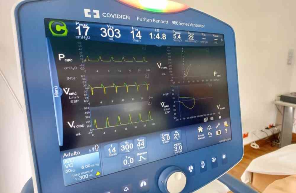 El monitor que se encuentra en las unidades de cuidados intensivos resulta crucial para la evaluación de los pacientes pues reporta su estabilización. Este dispositivo puede disparar tres tipos de alertas: visuales, sonoras o electrónicas. Foto: Guillermo Torres/ SEMANA