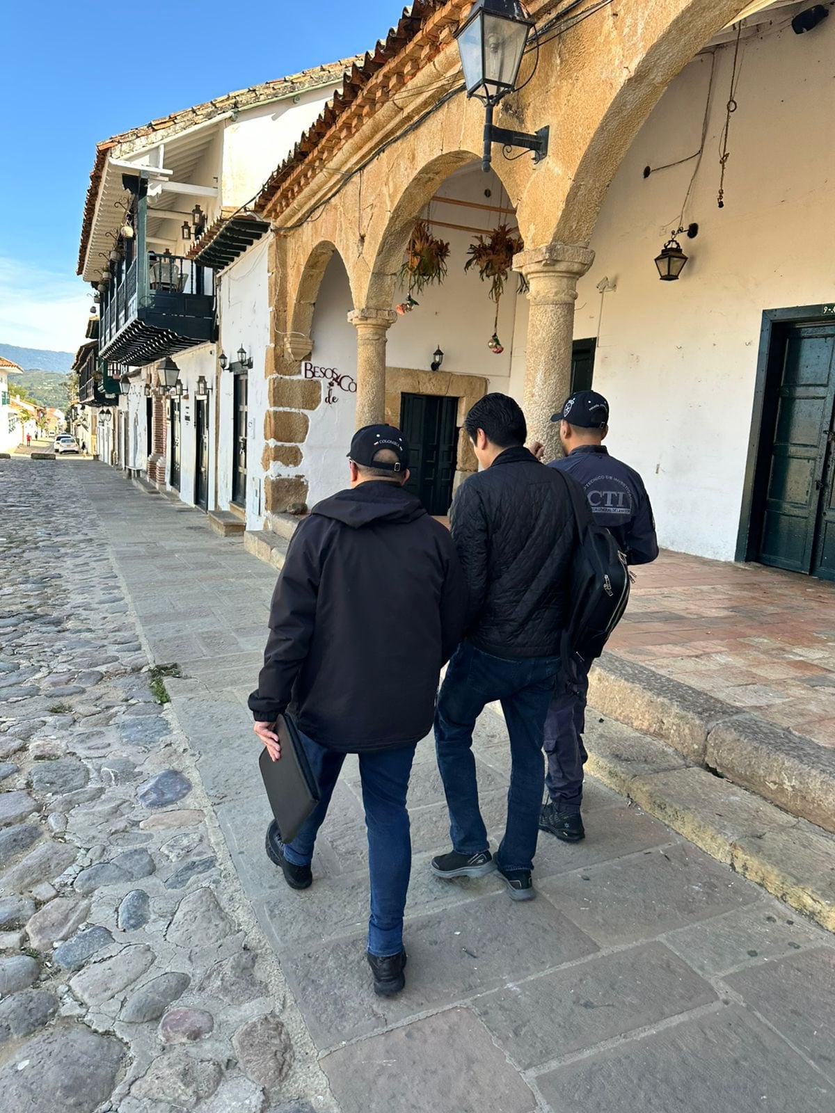 El operativo de captura se realizó frente a la Alcaldía de Villa de Leyva durante la mañana de este jueves.