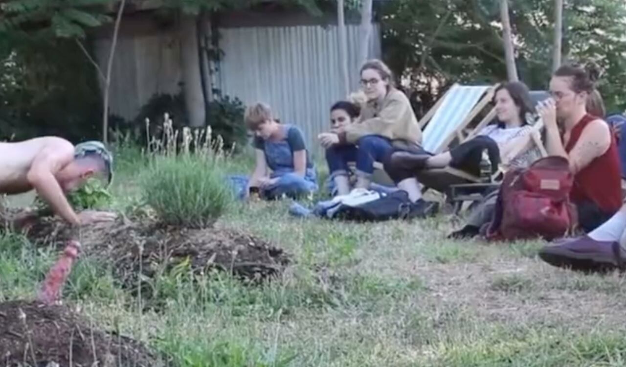 El hombre hace un acto totalmente desnudo frente a varios asistentes, entre ellos, menores de edad