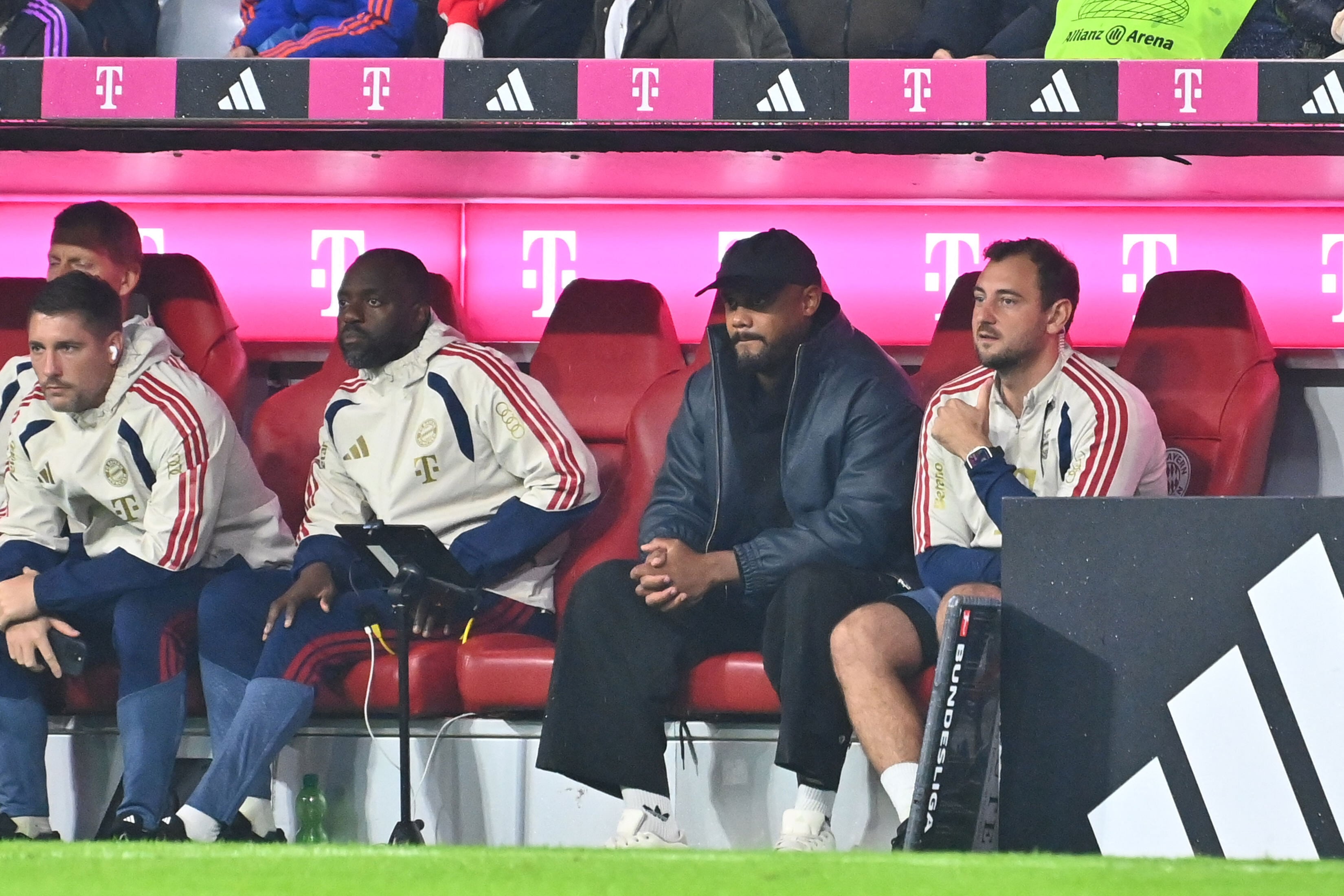 Coach Vincent KOMPANY (FC Bayern Munich) does not rise from the bench, injury Football 1st Bundesliga [Bundesliga] Season 2026/2027, 6th matchday, Matchday 06, FC FC Bayern Munich - RB Leipzig on October 17, 2026 , ALLIANCE ARENA. ?SVEN SIMON Photo Agen (Photo by Frank Hoermann / SVEN SIMON / SVEN SIMON / dpa Picture-Alliance via AFP)