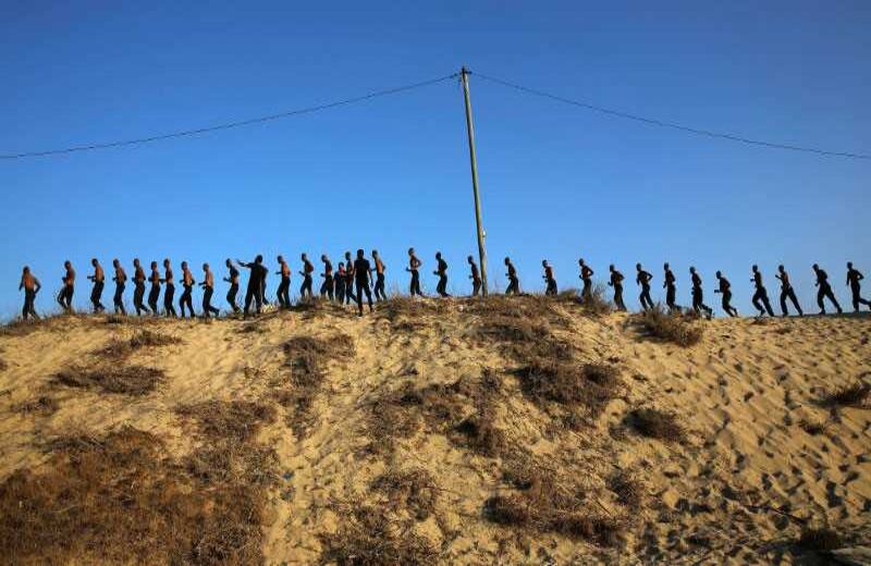 Algunos de los 200 estudiantes de la Al-Rebat College for Law and Police Science se preparan para el combate y marchan en uno de los desiertos de la franja de Gaza.