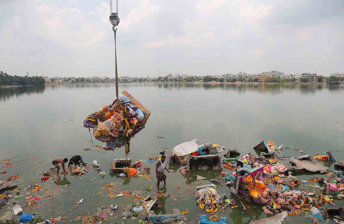 Los trabajadores indios eliminan los ídolos del dios hindú Ganesha que los fieles sumergieron anteriormente en el lago Saroornagar, en el último día del festival Ganesh Chaturthi en Hyderabad, India, el 1 de septiembre de 2020. El festival es una celebración del nacimiento de Ganesha, el dios hindú de la sabiduría, la prosperidad y la buena fortuna. Foto: Mahesh Kumar A. / AP