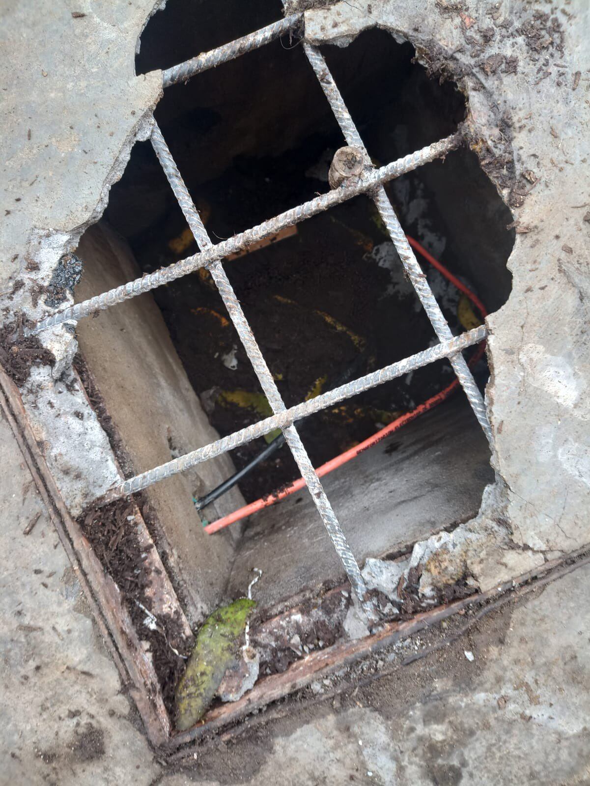 Los delincuentes destruyen las tapas para sacar el cable.