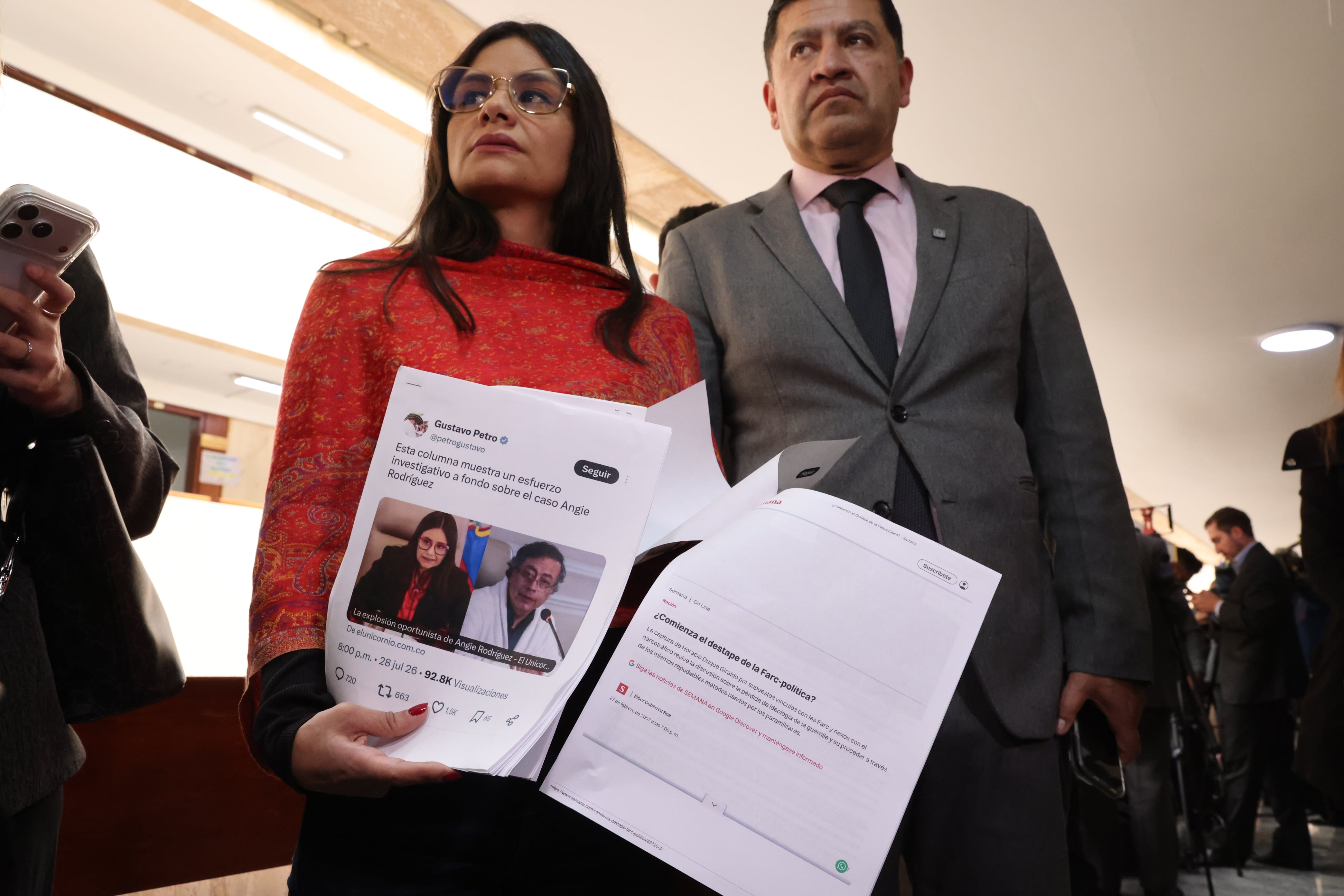 Denuncia contra el presidente Gustavo Petro ante la Comisión de Acusación junto a su apoderado el doctor Wilson Ruíz.