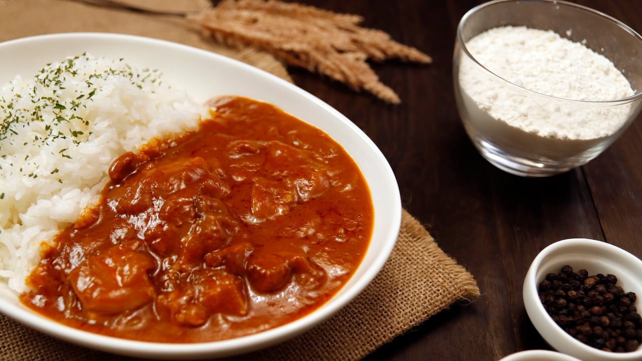 Arroz al curry japonés en la mesa
