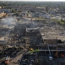Bomberos del Servicio Ucraniano de Emergencias trabajan para retirar los escombros de un centro comercial calcinado tras el impacto de un cohete de en Kremenchuk, Ucrania, el martes 28 de junio de 2022. Foto: AP/Efrem Lukatsky.